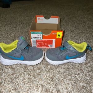 Nike Revolution 5 Size 5c